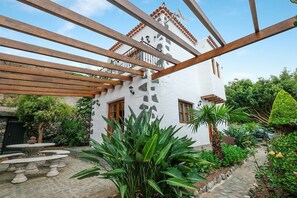 Terrace/patio - Two Typical Canarian Houses in “Finca la Sorriba” with Mountain View, Sea View, Pool & Wi-F (La Guancha)