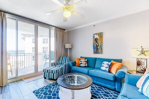 Una televisión, un reproductor de DVD, una videoteca