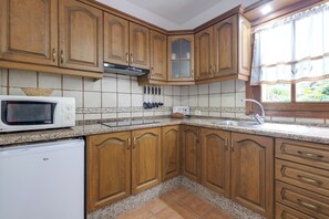 Frigorífico, microondas, placa de cocina y cafetera o tetera