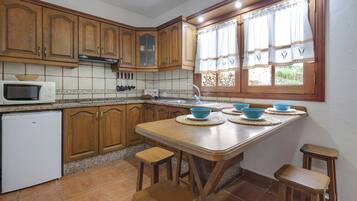 Een koelkast, een magnetron, een kookplaat