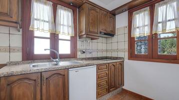 Een koelkast, een magnetron, een kookplaat