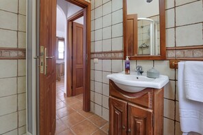 Shower, hair dryer, towels - Holiday Home "Candelaria" with Mountain and Sea Views, Pool, Terrace and Wi-Fi (La Guancha)