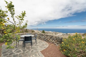 Outdoor dining - Holiday Home "Candelaria" with Mountain and Sea Views, Pool, Terrace and Wi-Fi (La Guancha)