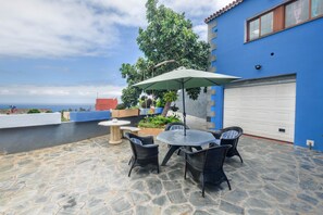 Outdoor dining - Holiday Home “Casa las Cañas” with Mountain View, Sea View, Pool and Terrace (Icod de Los Vinos)
