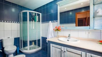 Een douche, een haardroger, handdoeken