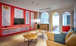 Habitación cuádruple familiar, 2 camas matrimoniales | Edredón, minibar, escritorio y cortinas blackout