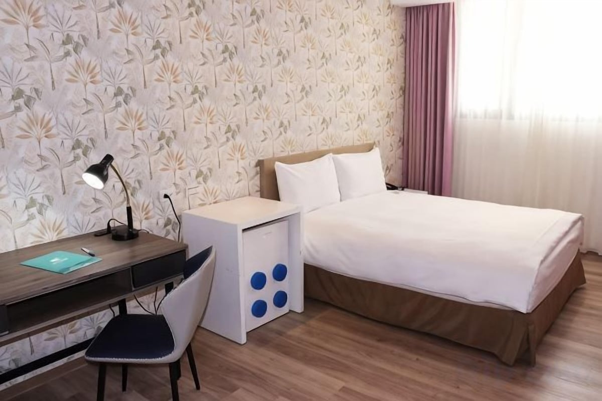 Cubrecamas, minibar, escritorio y cortinas blackout