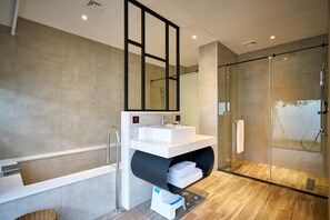 Hair dryer, slippers, towels - The Brick Hotel (Taibao)