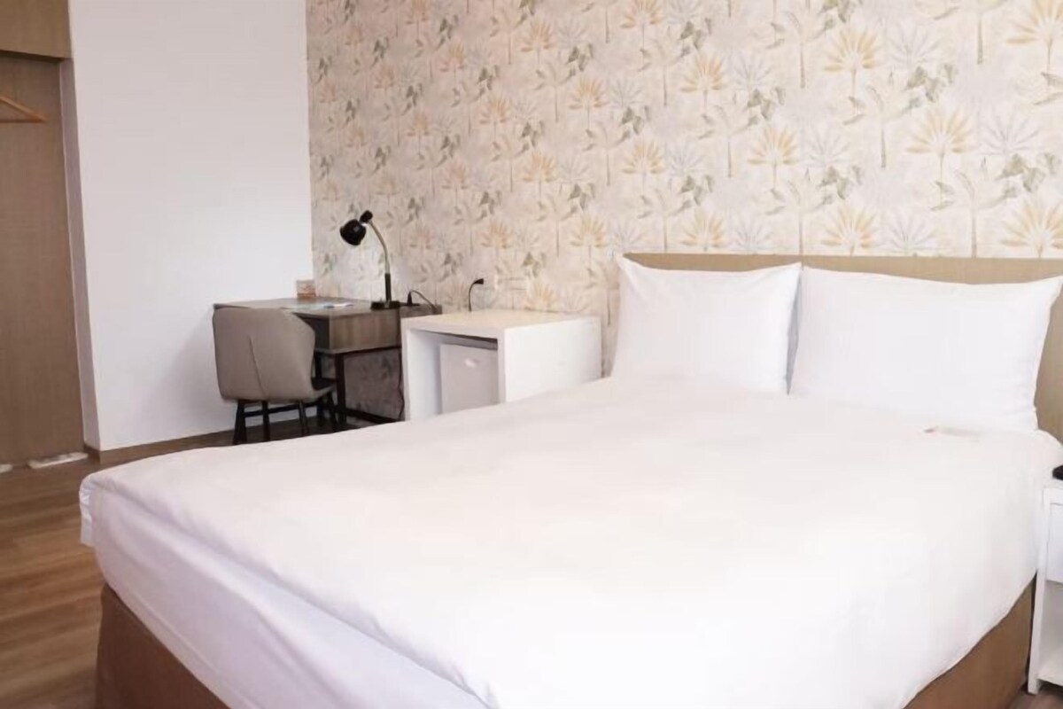 Cubrecamas, minibar, escritorio y cortinas blackout 