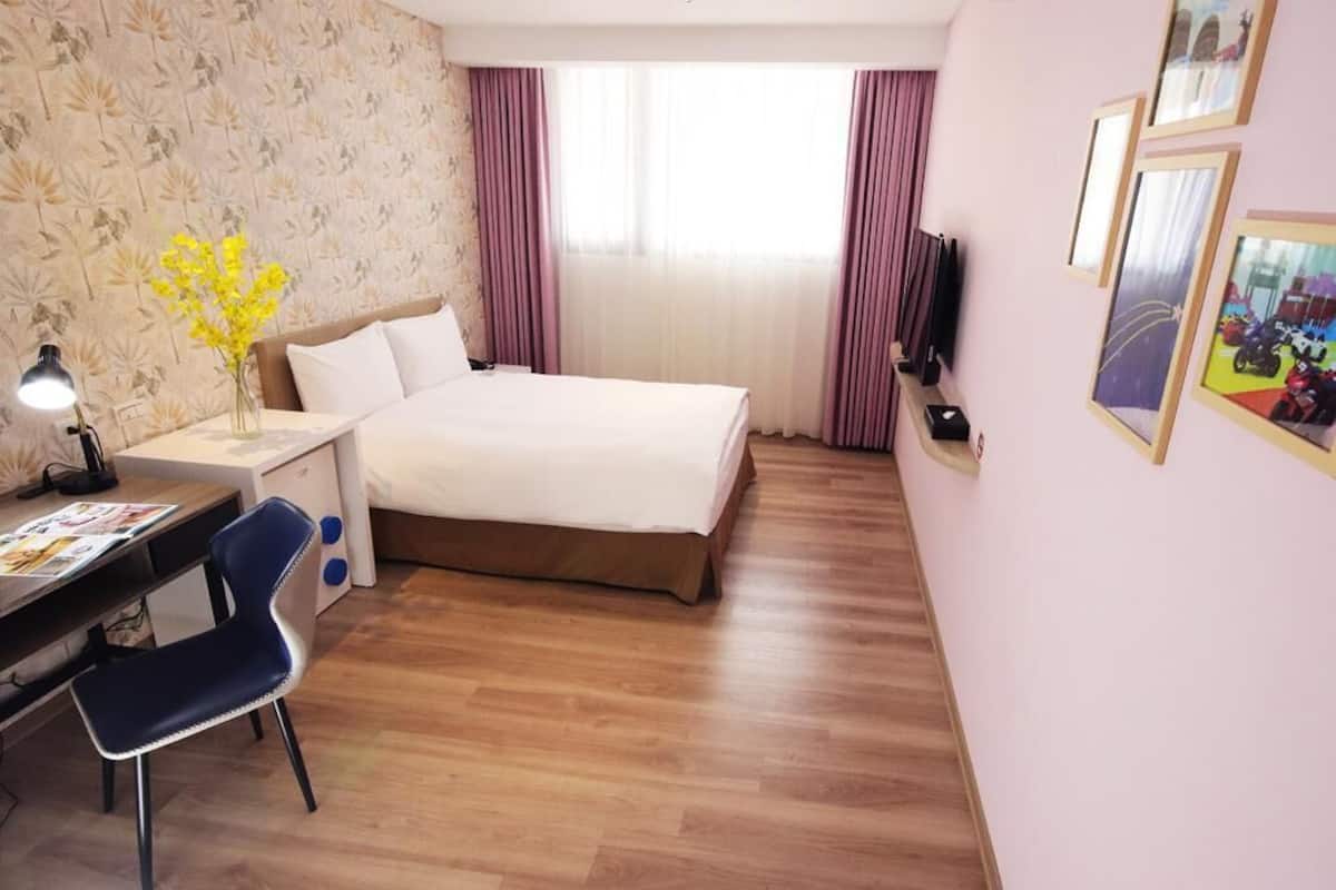 Elite Single Room | Down comforters, minibar, desk, blackout drapes