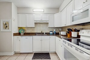 Kylskåp, mikrovågsugn, ugn och spishäll