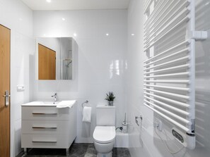 Een douche, een haardroger, handdoeken