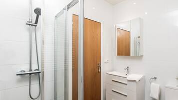 Een douche, een haardroger, handdoeken