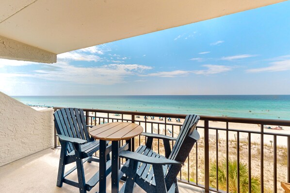 Outdoor dining - Cozy Gulf-front condo with beach service, pool, tennis & fitness room (Fort Walton Beach)