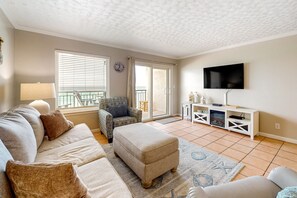 TV, DVD player - Cozy Gulf-front condo with beach service, pool, tennis & fitness room (Fort Walton Beach)