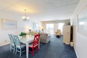 TV, DVD player, video library, stereo - Updated, bright condo with beach setup - minutes from entertainment (Fort Walton Beach)