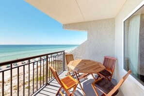 Outdoor dining - Updated, bright condo with beach setup - minutes from entertainment (Fort Walton Beach)