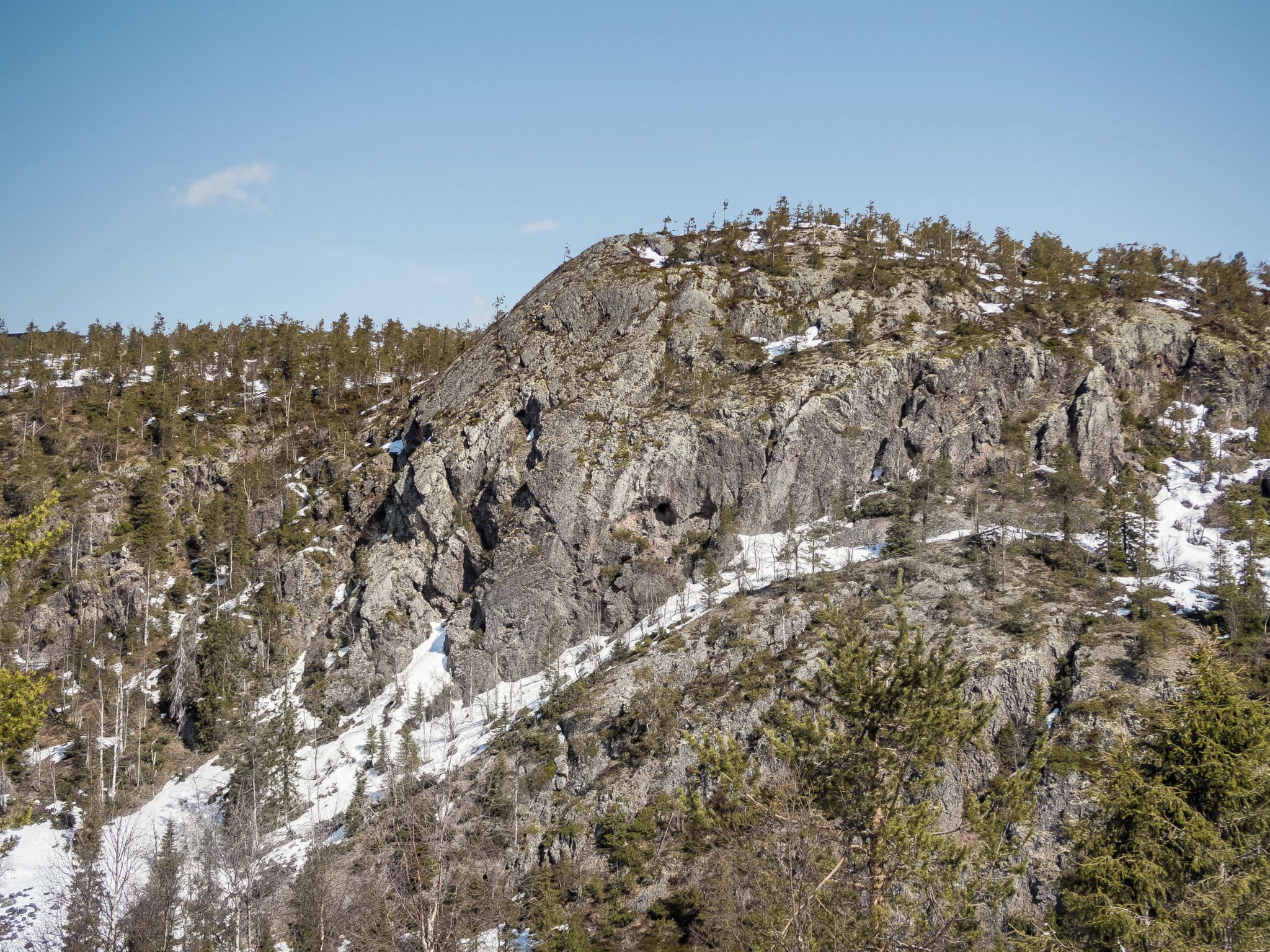 Un paysage montagneux caractérisé par un terrain rocheux et une végétation clairsemée.