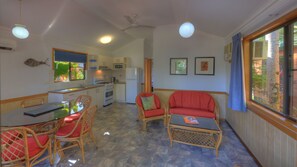 Villa | Cocina privada | Microondas, cafetera o tetera, hervidor eléctrico y tostadora