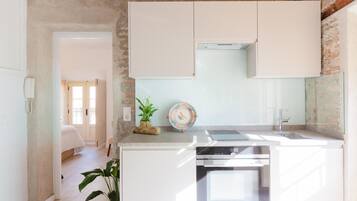 Réfrigérateur, micro-ondes, four, cafetiÚre/bouilloire