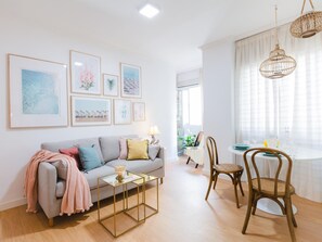 TV, Netflix, streaming services - Apartment next to the Atarazanas Market and Larios street (Málaga)