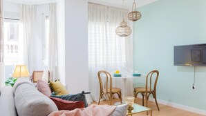 Una sala de estar con un sofá, una mesa de centro y un comedor con sillas y una mesa.
