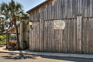 Un edificio rústico de madera con un cartel para el Salón de la Fama del Museo Agrícola de Manatee County Inc.