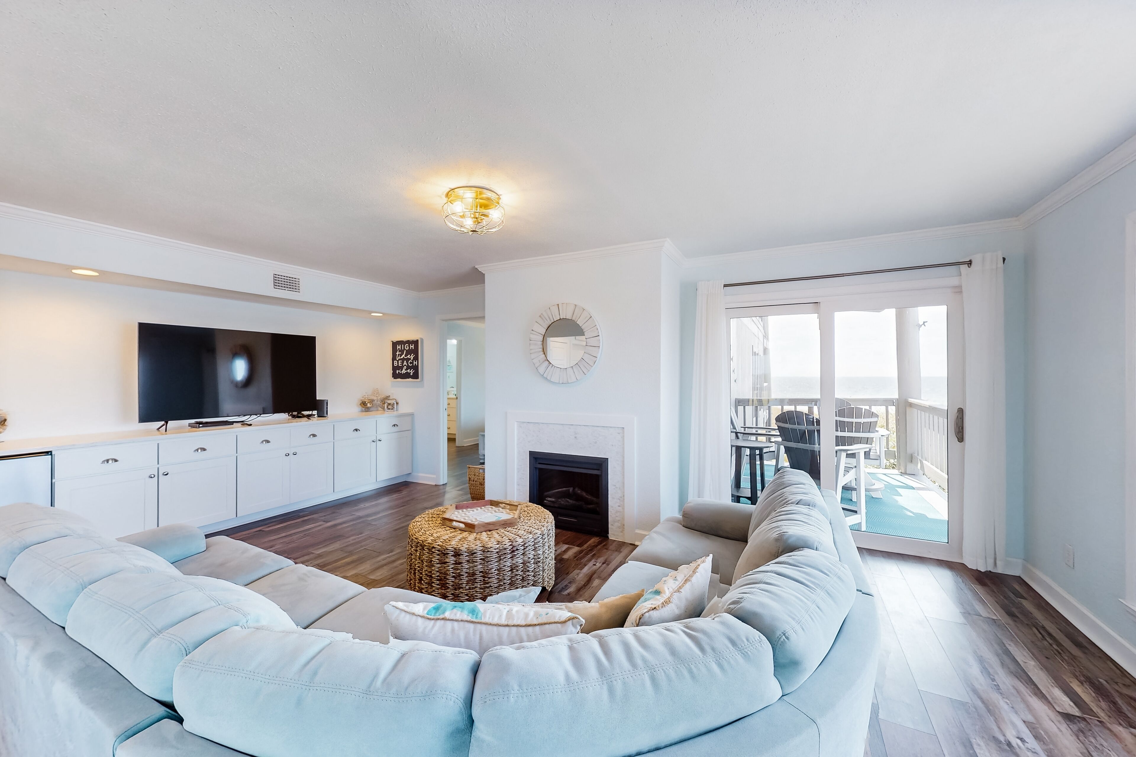 Fernseher, Kamin, DVD-Player, Videothek