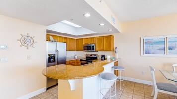 Kjøleskap, mikrobølgeovn, ovn og kokeplater