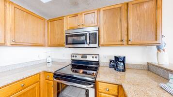 Frigorifero, microonde, forno, piano cottura