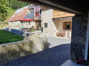 Guesthouse with a rustic charm, featuring a balcony with a view of the surrounding landscape.