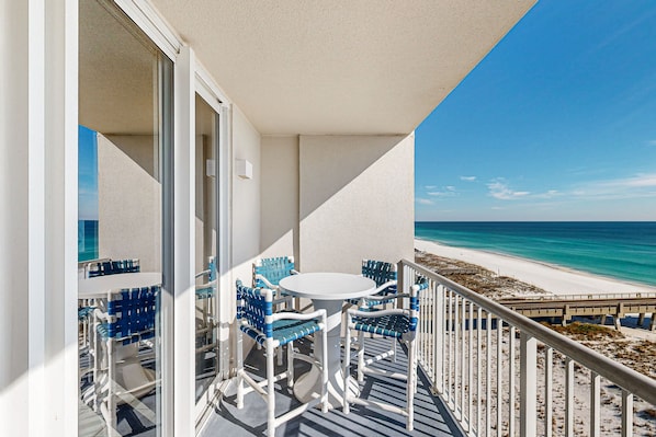 Outdoor dining - 7th-floor bright, open condo - close to dining with Gulf front views (Navarre Beach)
