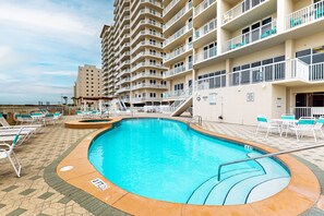 A heated pool - 7th-floor bright, open condo - close to dining with Gulf front views (Navarre Beach)