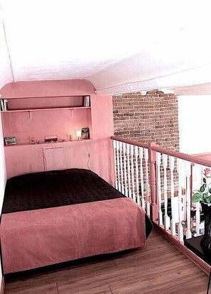 1 chambre, bureau, fer et planche Ă repasser, draps fournis