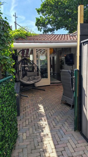 Terrace/patio - Summer house (80m2), 300 meters from the Ruin Church. (BERGEN NH)