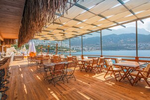 Praia particular nas proximidades, barracas de praia de cortesia 