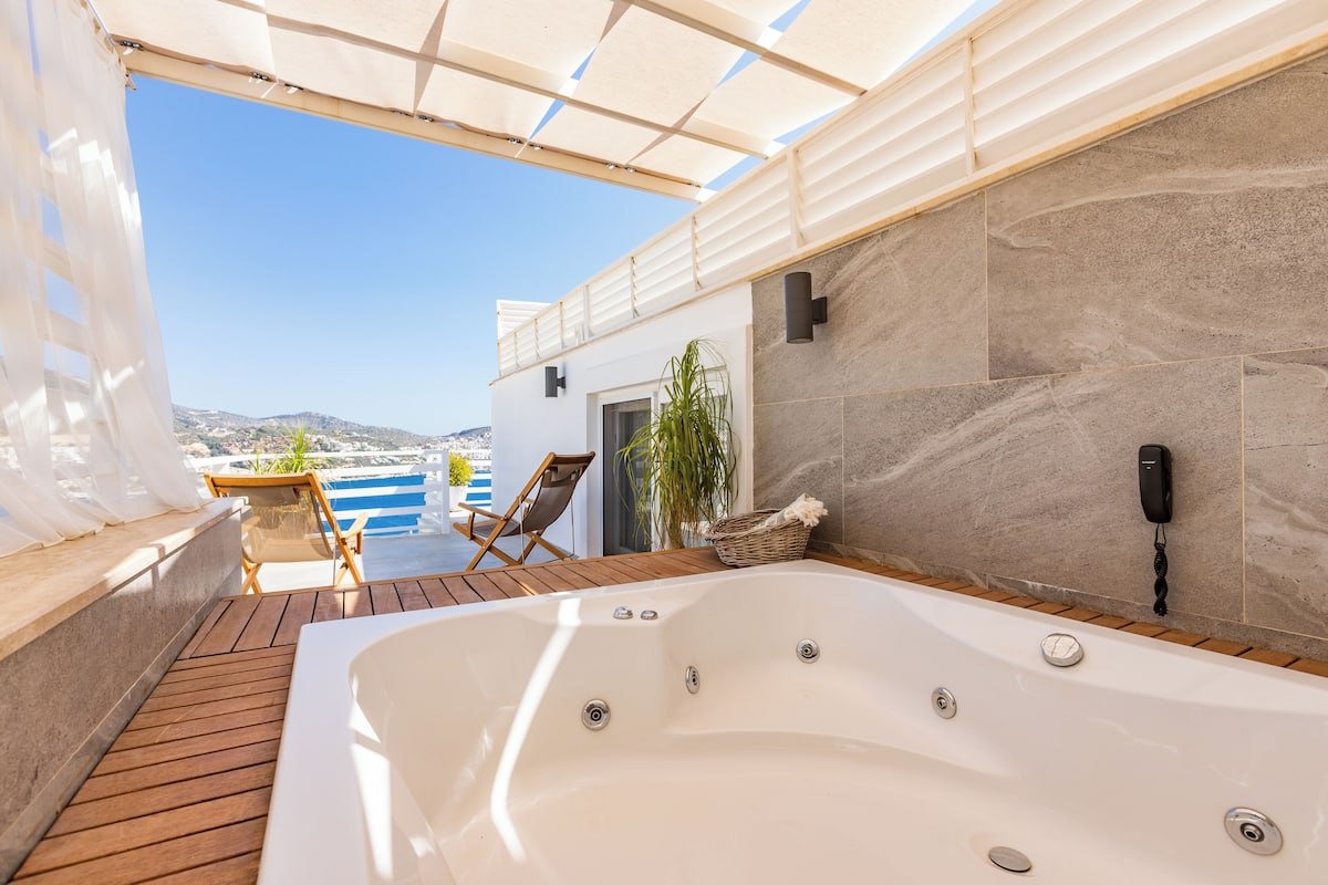 Penthouse Room, Jetted Tub, Sea View | Bubbelbad