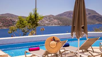 Una piscina al aire libre de temporada