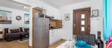 Fridge, microwave, stovetop, dishwasher