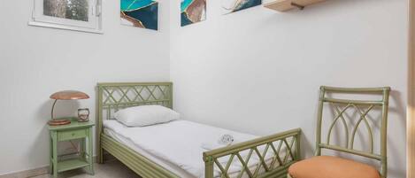 3 bedrooms, iron/ironing board, bed sheets