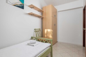 3 bedrooms, iron/ironing board, bed sheets