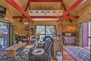 TV - Furnished Deck: Romantic Strawberry/Pine Studio! (Strawberry)