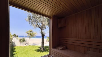 5+1 Deluxe Villa with Private Heated Pool and Sauna | Amenidades de baño | Regadera, regadera tipo lluvia, amenidades de baño de diseñador