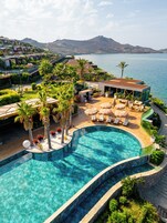 Una piscina al aire libre de temporada, camas de piscina gratis