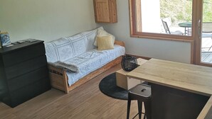 Une cuisine moderne avec un plan de travail en bois, un banc intégré et une fenêtre donnant sur l’extérieur.