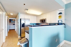 Fridge, microwave, oven, stovetop - Waterscape Condo w/ Shared Amenities, Seasonal Beach Service Included (Fort Walton Beach)