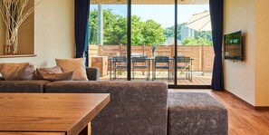 En 45-tommers Flatskjerm-TV med kabel-kanaler samt TV