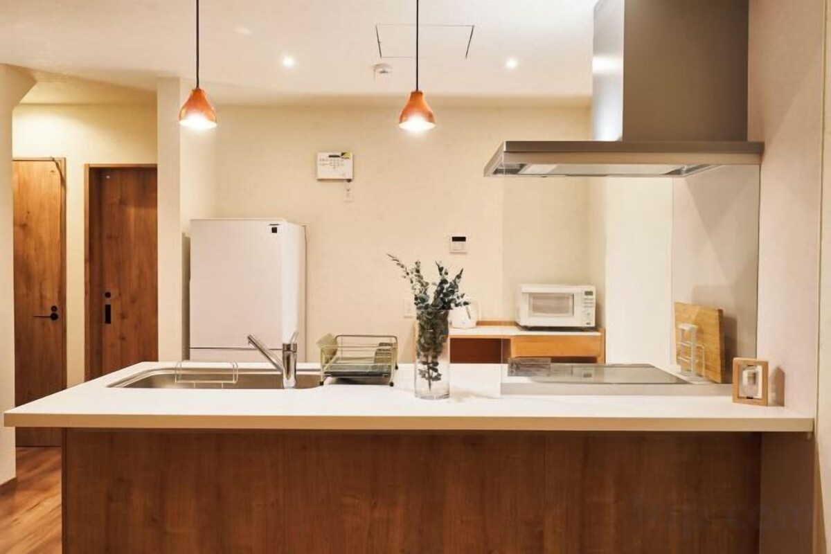 Full-sized fridge, microwave, stovetop, electric kettle