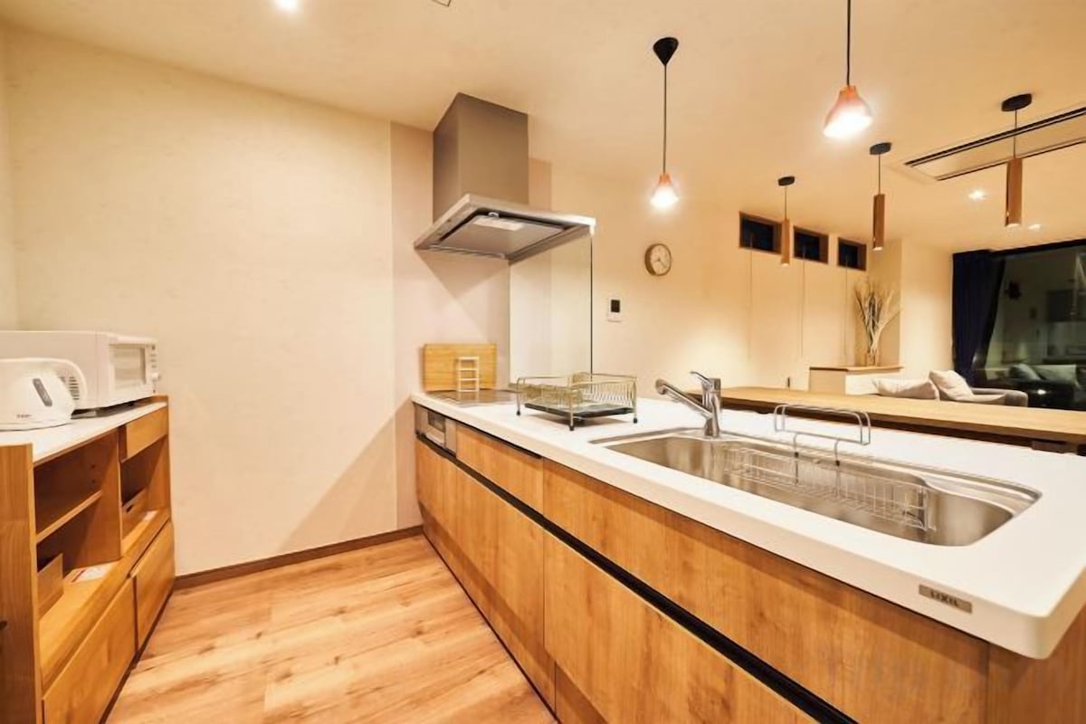 Geladeira grande, micro-ondas, cooktop, chaleira elétrica