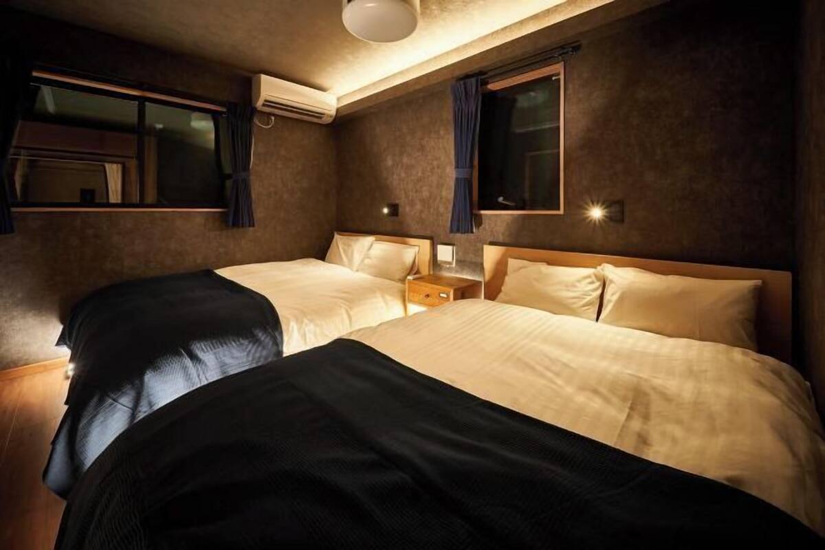 3 bedrooms, premium bedding, down duvets, desk